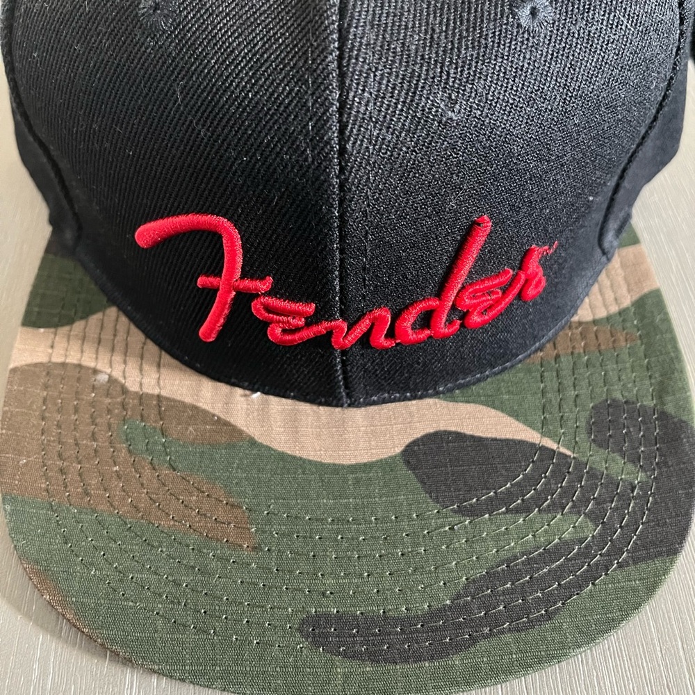Fender Black and Camo Snapback Hat - NWT - Picture 2 of 3